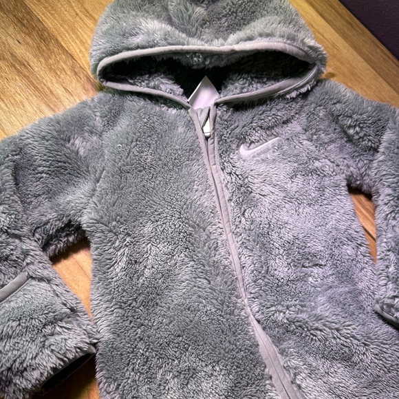 Nike Kids Fuzzy Gray Matching Set - Picture 7 of 9